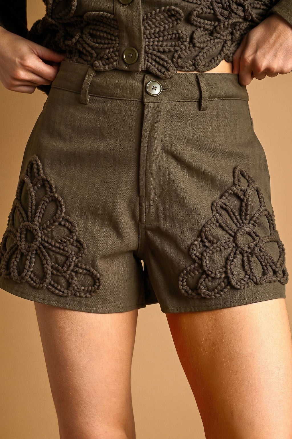 P4268ST   FLORAL EMBELLISHMENT DETAIL SHORTS