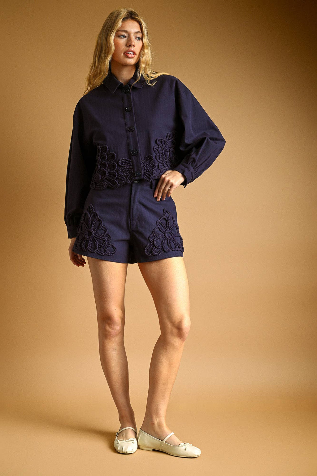 P4268ST   FLORAL EMBELLISHMENT DETAIL SHORTS