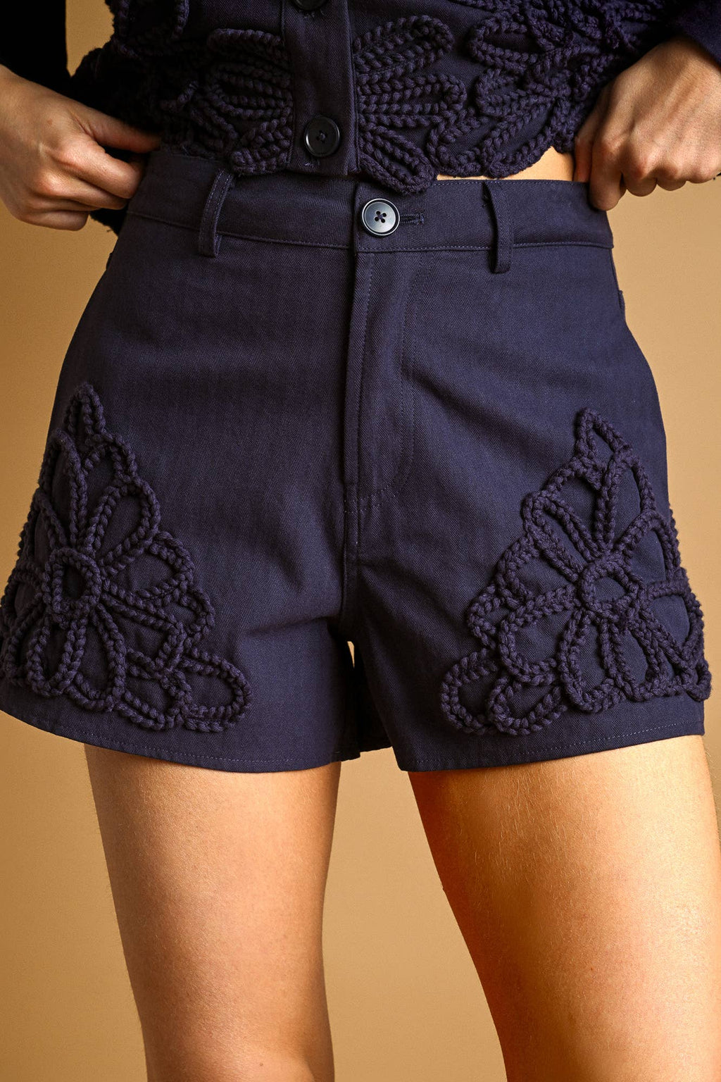 P4268ST   FLORAL EMBELLISHMENT DETAIL SHORTS