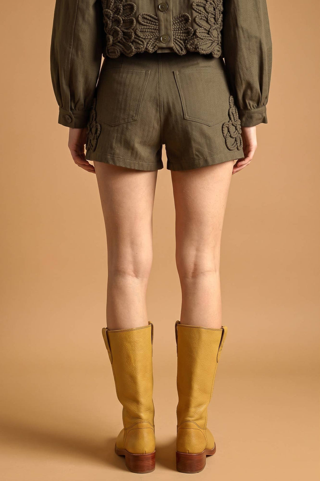P4268ST   FLORAL EMBELLISHMENT DETAIL SHORTS
