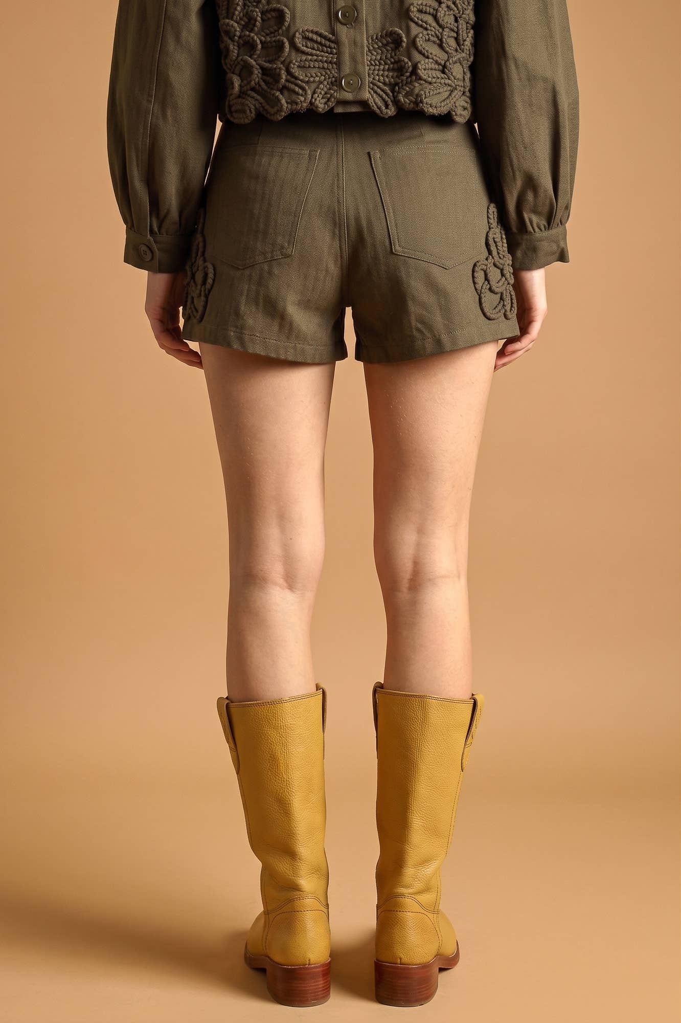 P4268ST   FLORAL EMBELLISHMENT DETAIL SHORTS