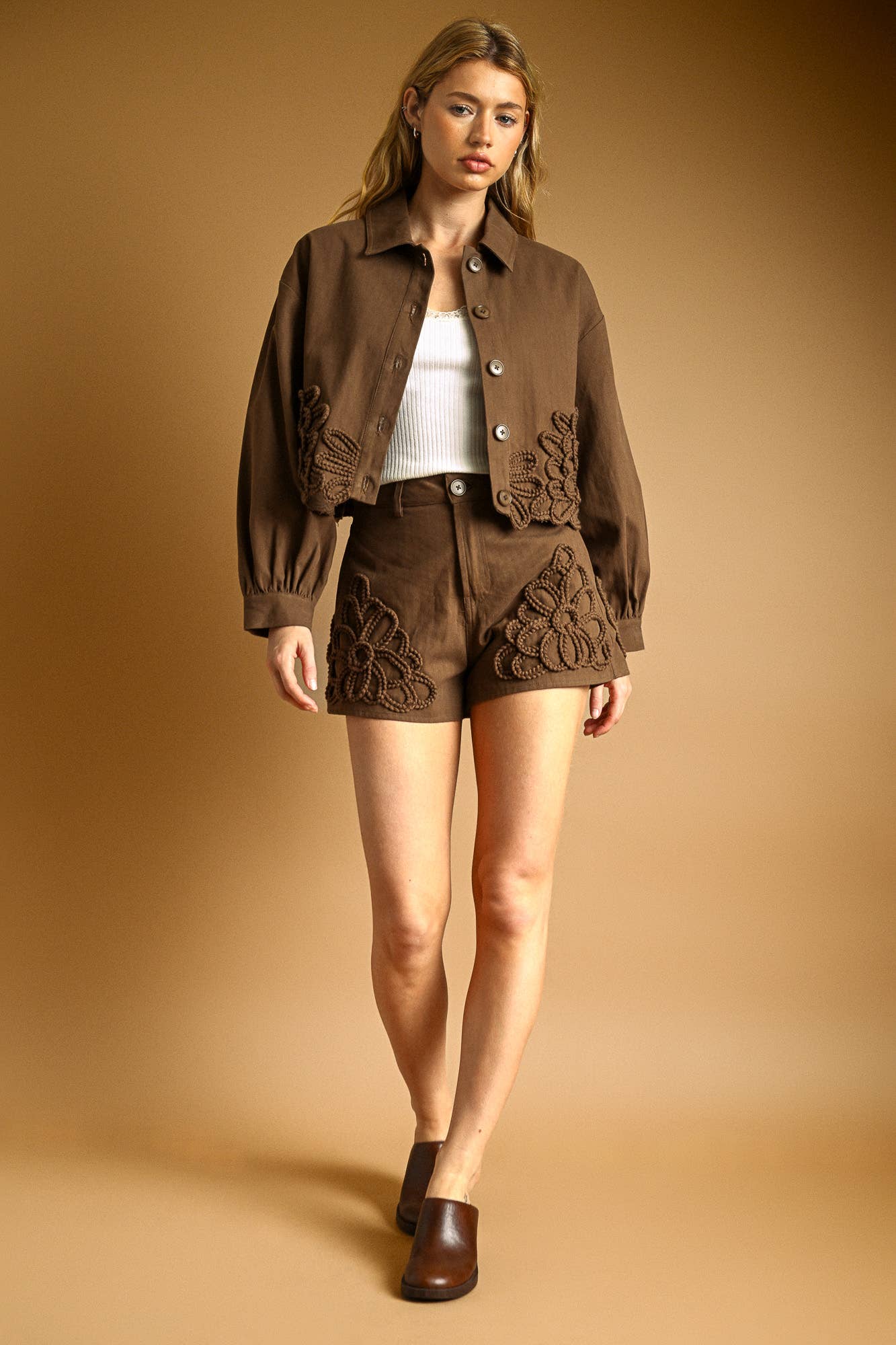 P4268ST   FLORAL EMBELLISHMENT DETAIL SHORTS