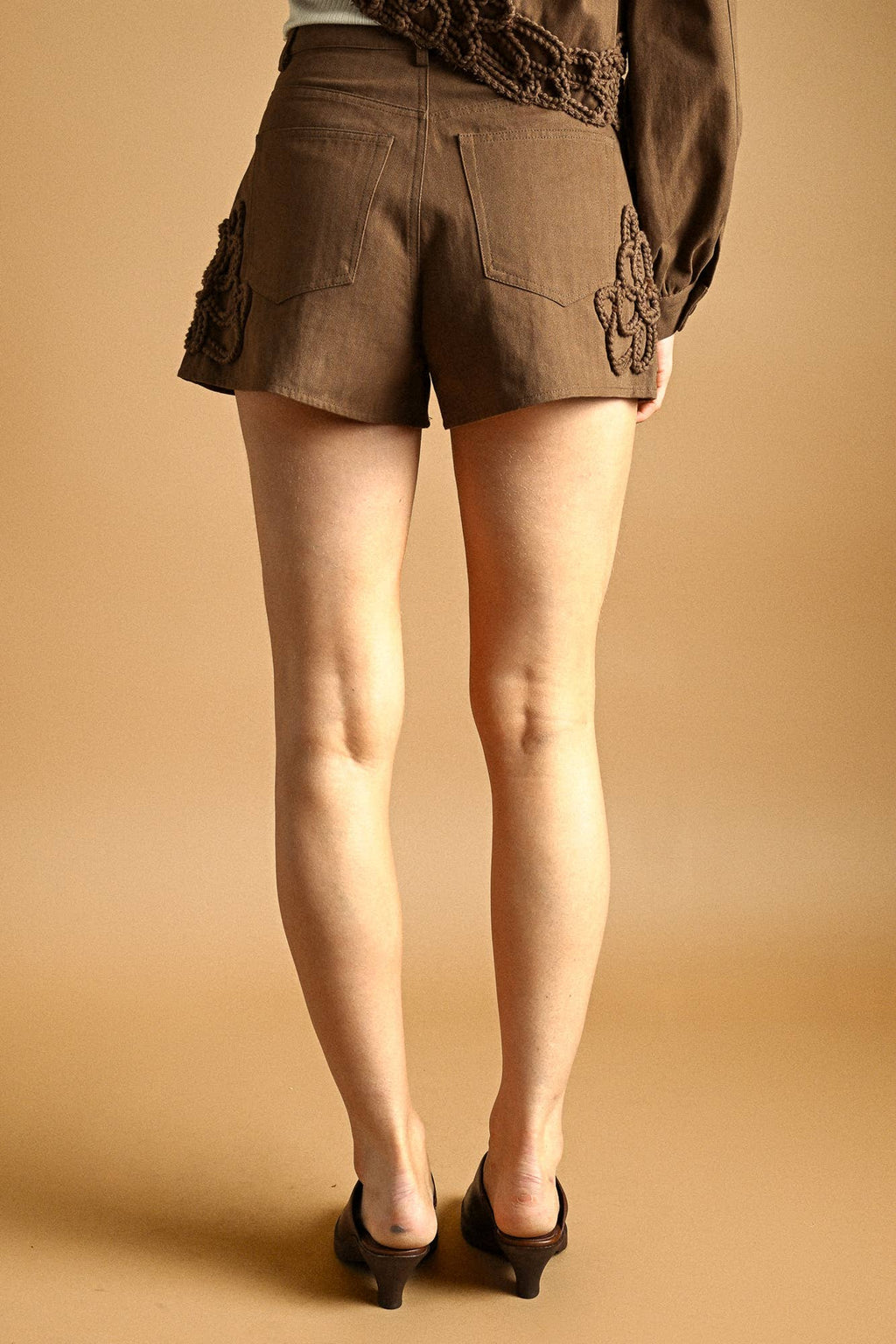 P4268ST   FLORAL EMBELLISHMENT DETAIL SHORTS