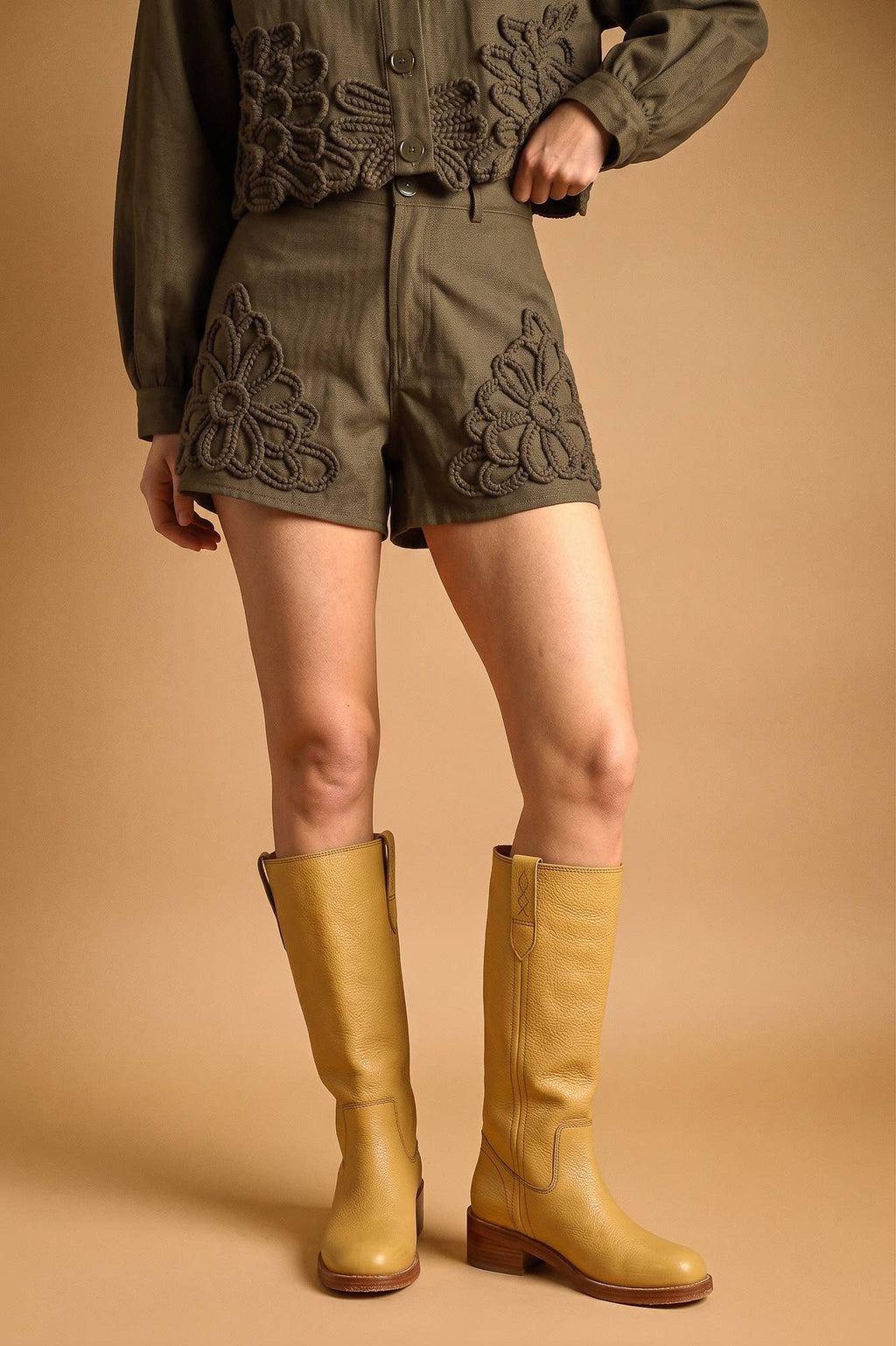 P4268ST   FLORAL EMBELLISHMENT DETAIL SHORTS