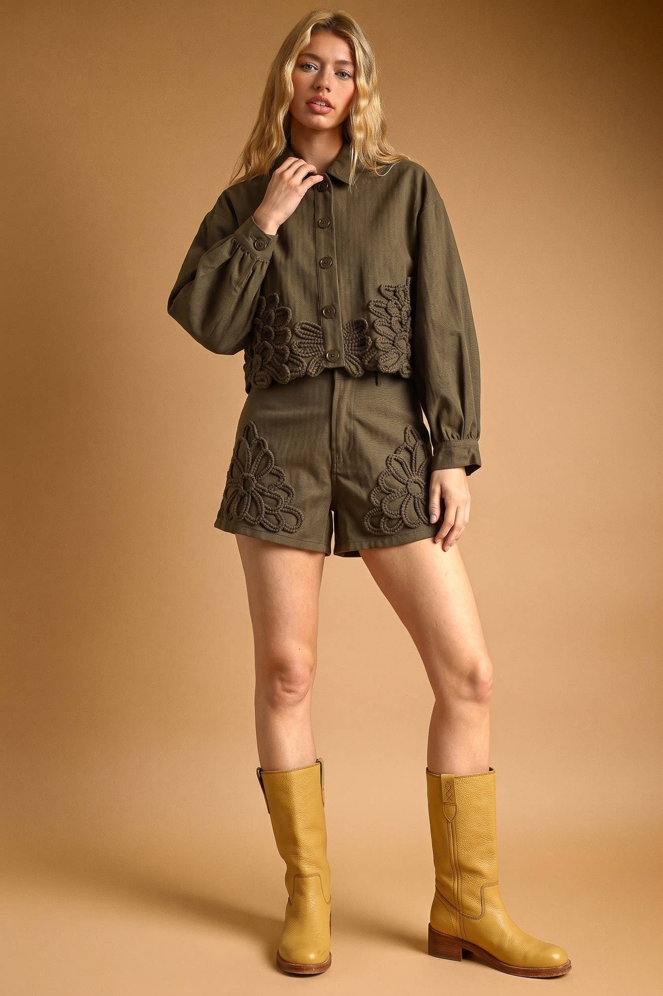 P4268ST   FLORAL EMBELLISHMENT DETAIL SHORTS